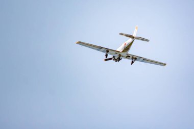 Uçak yerden alçaktan dönüyor. İkinci Dünya Savaşı muharebelerinin yeniden inşası