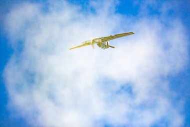 Uçak yerden alçaktan dönüyor. İkinci Dünya Savaşı muharebelerinin yeniden inşası