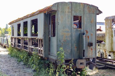Çöplükte terk edilmiş eski bir vagon..