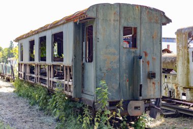 Çöplükte terk edilmiş eski bir vagon..