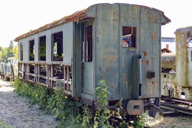 Çöplükte terk edilmiş eski bir vagon..