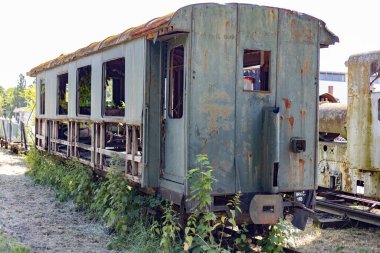 Çöplükte terk edilmiş eski bir vagon..