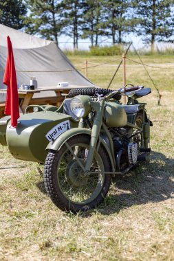 İkinci Dünya Savaşı 'ndan kalma askeri teçhizat.