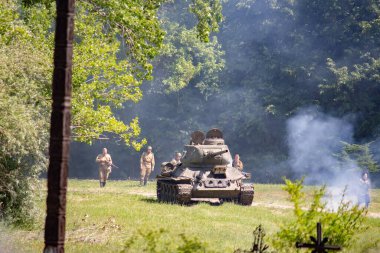 İkinci Dünya Savaşı 'nın yeniden inşası. Alman ve Sovyet ordusundaki askeri üniformalı insanlar.