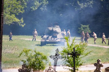İkinci Dünya Savaşı 'nın yeniden inşası. Alman ve Sovyet ordusundaki askeri üniformalı insanlar.