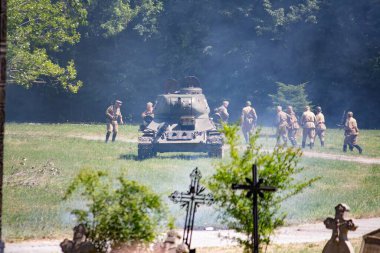 İkinci Dünya Savaşı 'nın yeniden inşası. Alman ve Sovyet ordusundaki askeri üniformalı insanlar.
