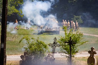 İkinci Dünya Savaşı 'nın yeniden inşası. Alman ve Sovyet ordusundaki askeri üniformalı insanlar.