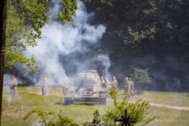 İkinci Dünya Savaşı 'nın yeniden inşası. Alman ve Sovyet ordusundaki askeri üniformalı insanlar.