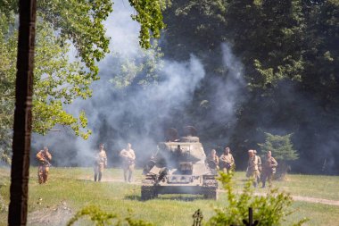 İkinci Dünya Savaşı 'nın yeniden inşası. Alman ve Sovyet ordusundaki askeri üniformalı insanlar.