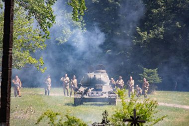 İkinci Dünya Savaşı 'nın yeniden inşası. Alman ve Sovyet ordusundaki askeri üniformalı insanlar.