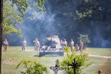 İkinci Dünya Savaşı 'nın yeniden inşası. Alman ve Sovyet ordusundaki askeri üniformalı insanlar.