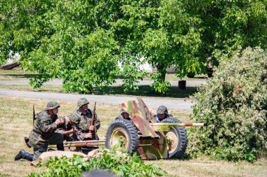 İkinci Dünya Savaşı 'nın yeniden inşası. Alman ve Sovyet ordusundaki askeri üniformalı insanlar.