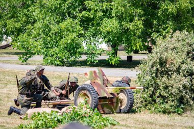 İkinci Dünya Savaşı 'nın yeniden inşası. Alman ve Sovyet ordusundaki askeri üniformalı insanlar.