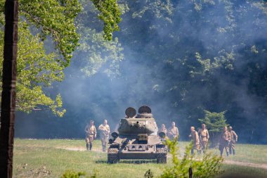 İkinci Dünya Savaşı 'nın yeniden inşası. Alman ve Sovyet ordusundaki askeri üniformalı insanlar.