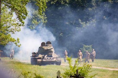 İkinci Dünya Savaşı 'nın yeniden inşası. Alman ve Sovyet ordusundaki askeri üniformalı insanlar.