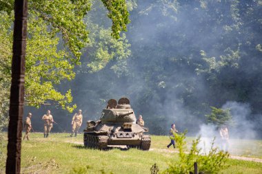 İkinci Dünya Savaşı 'nın yeniden inşası. Alman ve Sovyet ordusundaki askeri üniformalı insanlar.