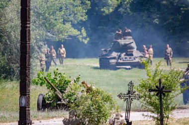 İkinci Dünya Savaşı 'nın yeniden inşası. Alman ve Sovyet ordusundaki askeri üniformalı insanlar.