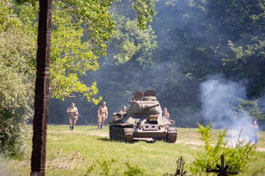 İkinci Dünya Savaşı 'nın yeniden inşası. Alman ve Sovyet ordusundaki askeri üniformalı insanlar.