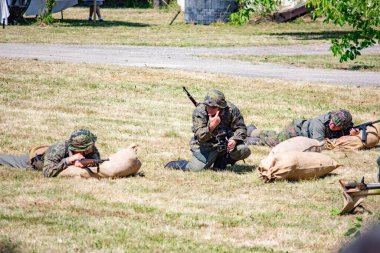 İkinci Dünya Savaşı 'nın yeniden inşası. Alman ve Sovyet ordusundaki askeri üniformalı insanlar.