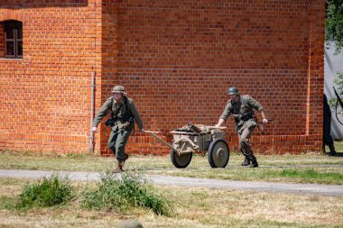 İkinci Dünya Savaşı 'nın yeniden inşası. Alman ve Sovyet ordusundaki askeri üniformalı insanlar.