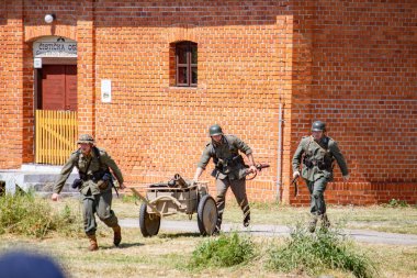 İkinci Dünya Savaşı 'nın yeniden inşası. Alman ve Sovyet ordusundaki askeri üniformalı insanlar.