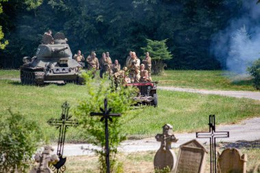 İkinci Dünya Savaşı 'nın yeniden inşası. Alman ve Sovyet ordusundaki askeri üniformalı insanlar.