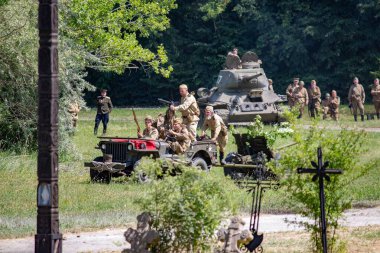 İkinci Dünya Savaşı 'nın yeniden inşası. Alman ve Sovyet ordusundaki askeri üniformalı insanlar.