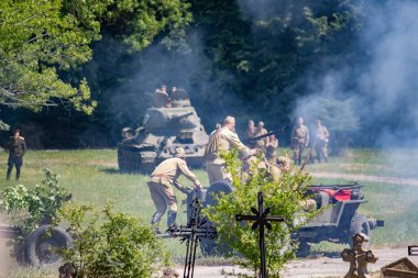 İkinci Dünya Savaşı 'nın yeniden inşası. Alman ve Sovyet ordusundaki askeri üniformalı insanlar.