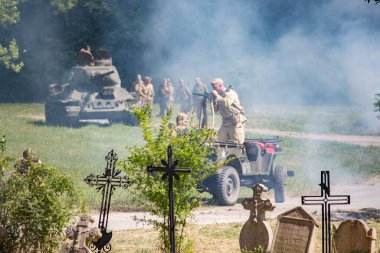İkinci Dünya Savaşı 'nın yeniden inşası. Alman ve Sovyet ordusundaki askeri üniformalı insanlar.