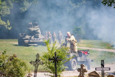 İkinci Dünya Savaşı 'nın yeniden inşası. Alman ve Sovyet ordusundaki askeri üniformalı insanlar.