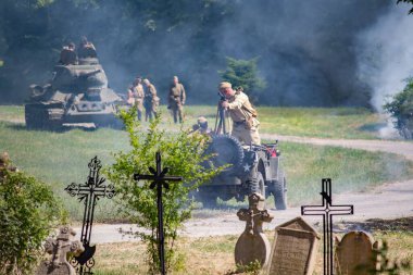 İkinci Dünya Savaşı 'nın yeniden inşası. Alman ve Sovyet ordusundaki askeri üniformalı insanlar.