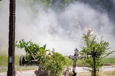 İkinci Dünya Savaşı 'nın yeniden inşası. Alman ve Sovyet ordusundaki askeri üniformalı insanlar.