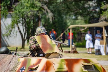 İkinci Dünya Savaşı 'nın yeniden inşası. Alman ve Sovyet ordusundaki askeri üniformalı insanlar.