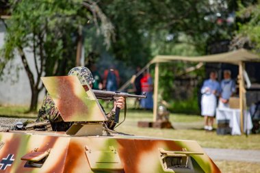 İkinci Dünya Savaşı 'nın yeniden inşası. Alman ve Sovyet ordusundaki askeri üniformalı insanlar.