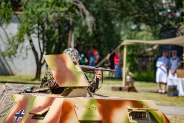 İkinci Dünya Savaşı 'nın yeniden inşası. Alman ve Sovyet ordusundaki askeri üniformalı insanlar.