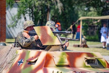 İkinci Dünya Savaşı 'nın yeniden inşası. Alman ve Sovyet ordusundaki askeri üniformalı insanlar.