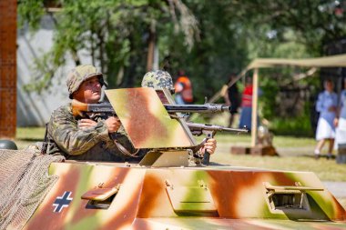 İkinci Dünya Savaşı 'nın yeniden inşası. Alman ve Sovyet ordusundaki askeri üniformalı insanlar.