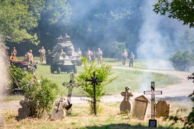 İkinci Dünya Savaşı 'nın yeniden inşası. Alman ve Sovyet ordusundaki askeri üniformalı insanlar.