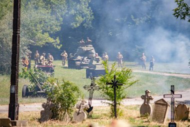İkinci Dünya Savaşı 'nın yeniden inşası. Alman ve Sovyet ordusundaki askeri üniformalı insanlar.
