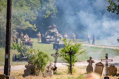 İkinci Dünya Savaşı 'nın yeniden inşası. Alman ve Sovyet ordusundaki askeri üniformalı insanlar.
