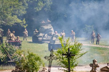 İkinci Dünya Savaşı 'nın yeniden inşası. Alman ve Sovyet ordusundaki askeri üniformalı insanlar.