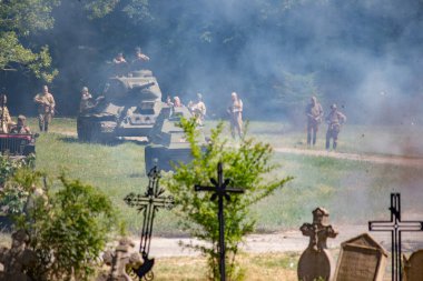 İkinci Dünya Savaşı 'nın yeniden inşası. Alman ve Sovyet ordusundaki askeri üniformalı insanlar.