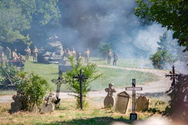 İkinci Dünya Savaşı 'nın yeniden inşası. Alman ve Sovyet ordusundaki askeri üniformalı insanlar.
