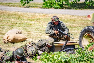 İkinci Dünya Savaşı 'nın yeniden inşası. Alman ve Sovyet ordusundaki askeri üniformalı insanlar.
