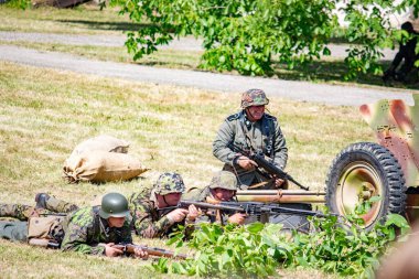 İkinci Dünya Savaşı 'nın yeniden inşası. Alman ve Sovyet ordusundaki askeri üniformalı insanlar.