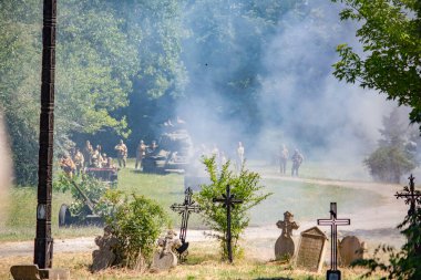 İkinci Dünya Savaşı 'nın yeniden inşası. Alman ve Sovyet ordusundaki askeri üniformalı insanlar.