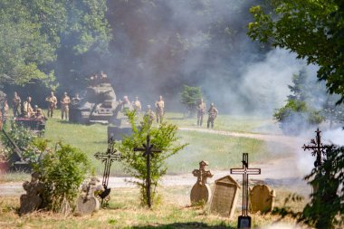 İkinci Dünya Savaşı 'nın yeniden inşası. Alman ve Sovyet ordusundaki askeri üniformalı insanlar.