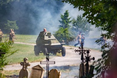 İkinci Dünya Savaşı 'nın yeniden inşası. Alman ve Sovyet ordusundaki askeri üniformalı insanlar.