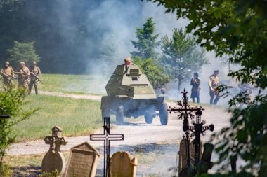 İkinci Dünya Savaşı 'nın yeniden inşası. Alman ve Sovyet ordusundaki askeri üniformalı insanlar.