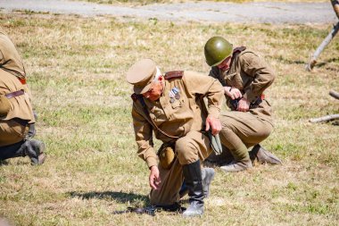 İkinci Dünya Savaşı 'nın yeniden inşası. Alman ve Sovyet ordusundaki askeri üniformalı insanlar.